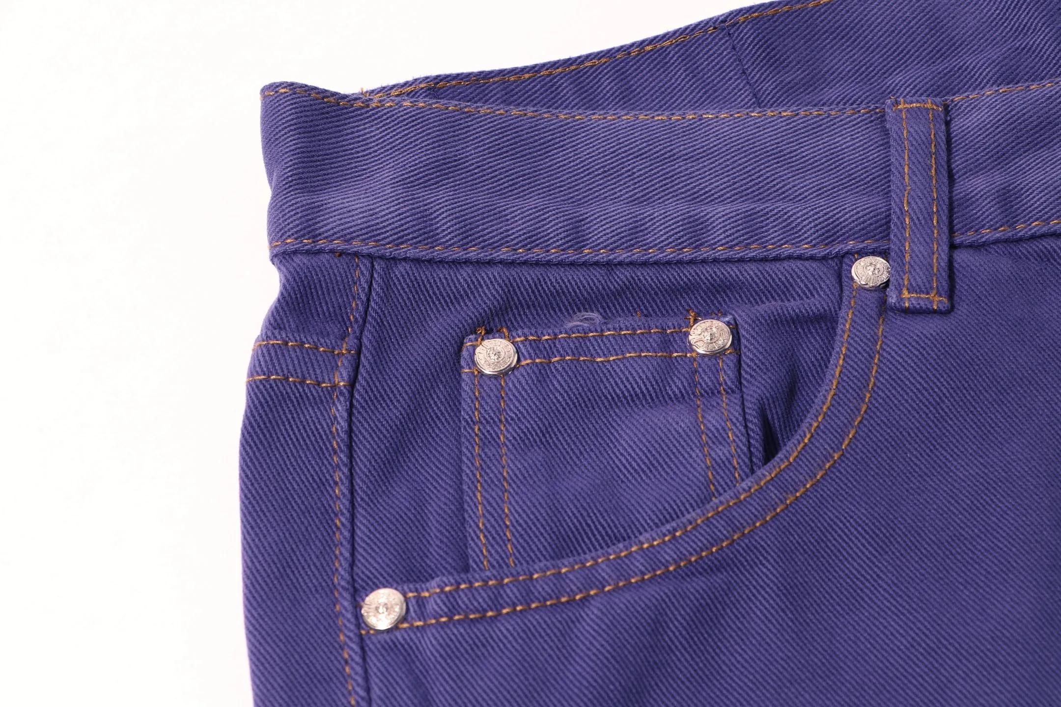 P220 Style number: H32 Croxin & 𝐂𝐡𝐫𝐨𝐦𝐞 𝐇𝐞𝐚𝐫𝐭 ss25 purple dopamine solid color jeans. Styles with different washed textures are very friendly to people with thin legs and thick legs. The slightly flared version perfectly modifies the leg shape. The timeless and moderate length makes it easy to match and match. It is the basis for various styles and is a must-have in your wardrobe! The fabric is stiff but also makes the upper body soft without losing texture. The washing process is even more perfect. It is a must-have item for everyone! ! ! Washed wheat, hang tag, pants label, three labels complete Color: purple Size: 28-30-32-34